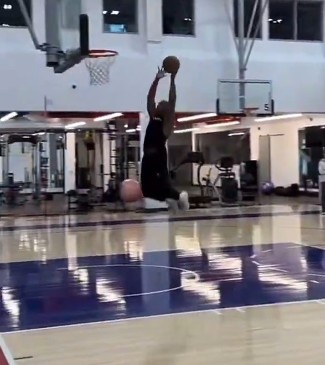 体育直播-老炮这状态！保罗在老快船基地训练 自己抛球完成双手挂筐暴扣